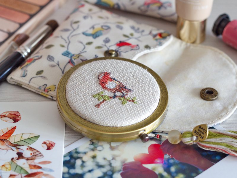 Compact mirror with petite point hand embroidered Bird - 眼镜/眼镜框 - 其他材质 多色