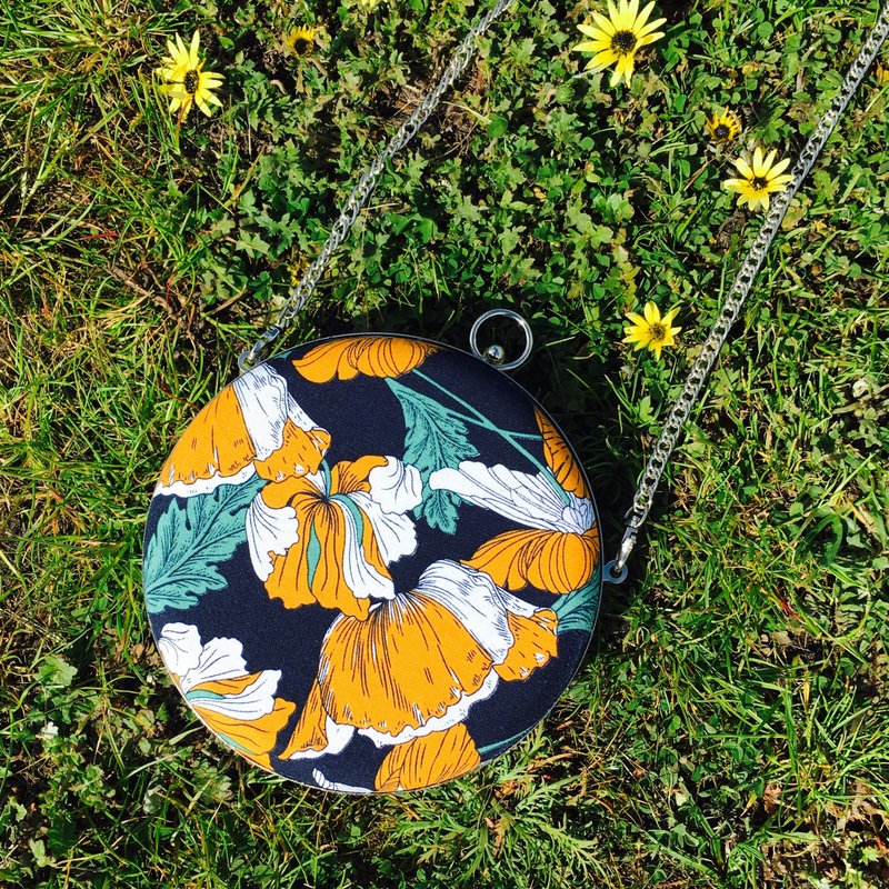 深蓝大黄花小圆包 - 可手拿/ 斜背/ 婚礼姊妹礼物 - 手拿包 - 棉．麻 蓝色