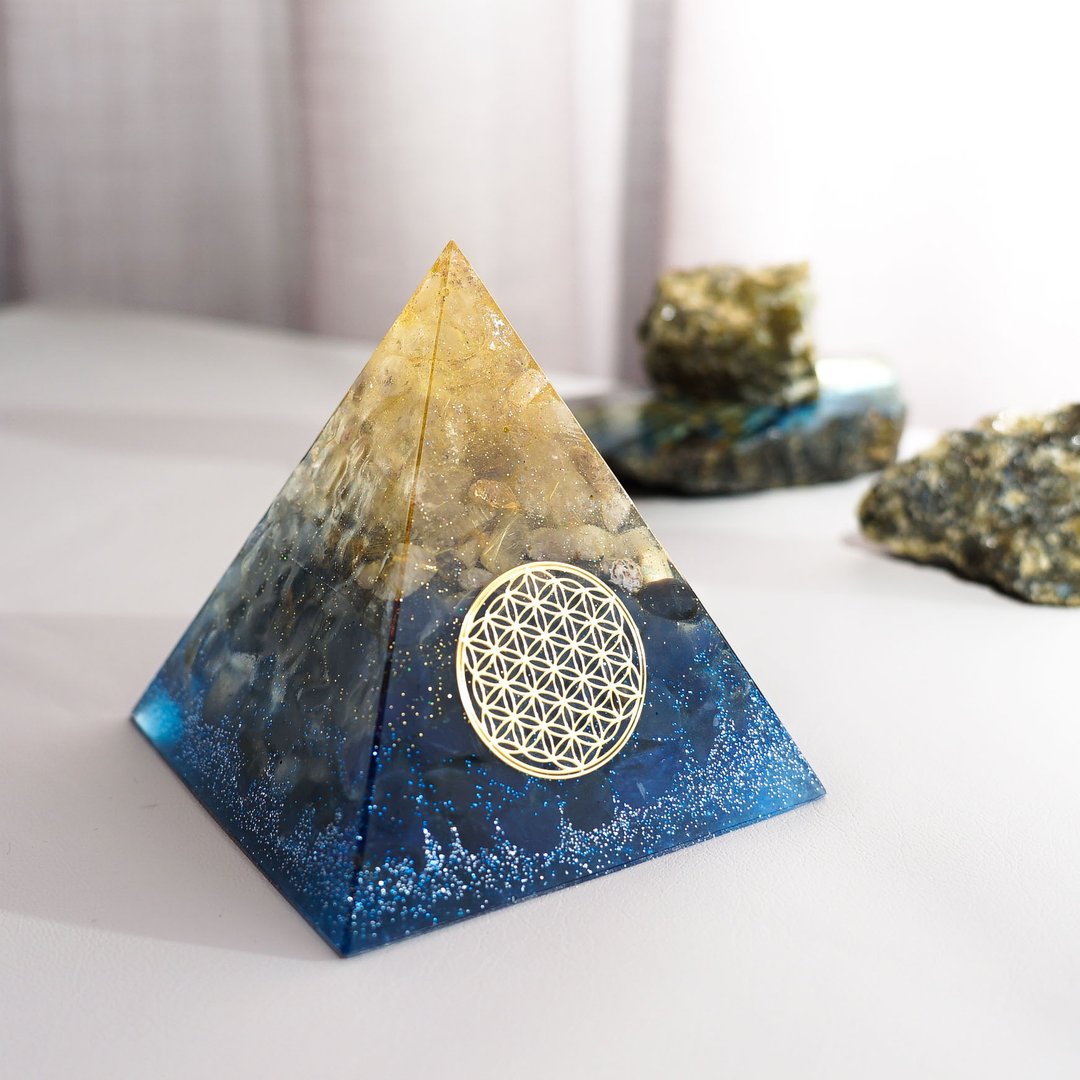 预订【金发晶、蓝玛瑙】奥根水晶能量金字塔Orgonite 8x8 cm - 摆饰 - 水晶 多色