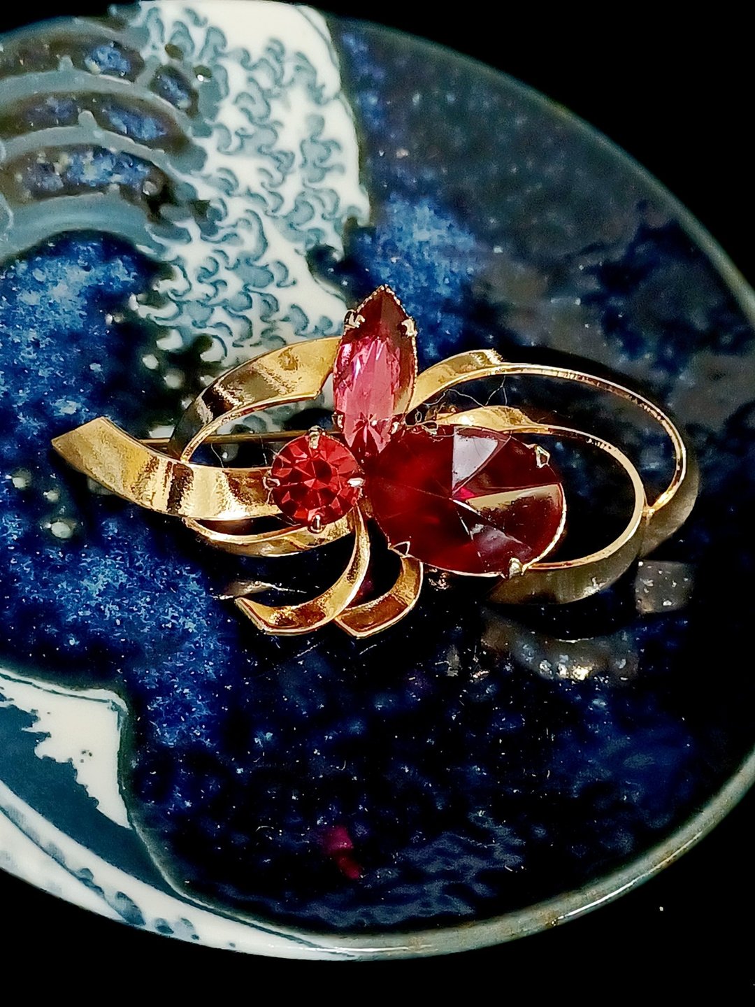 vintage jewelry  古典金色飘带红莱茵  别针 胸针 - 胸针 - 其他金属 