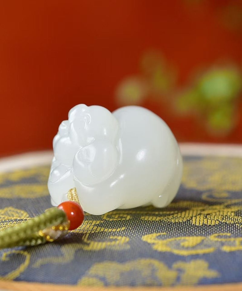 一款非常精致漂亮的和田玉羊脂发财猪吊坠寓意吉祥如意百财聚 - 吊饰 - 玉石 