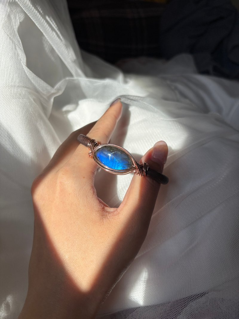 珍饰 - 蓝光拉长石金属绕线牛皮手镯 - 手链/手环 - 水晶 