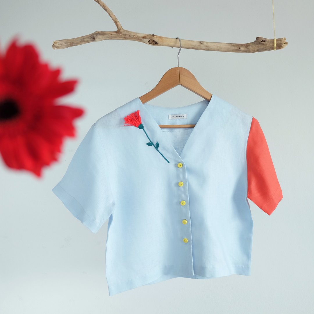 La VEE En Rose Top - Baby Blue with one orange sleeve - 女装上衣 - 棉 蓝色