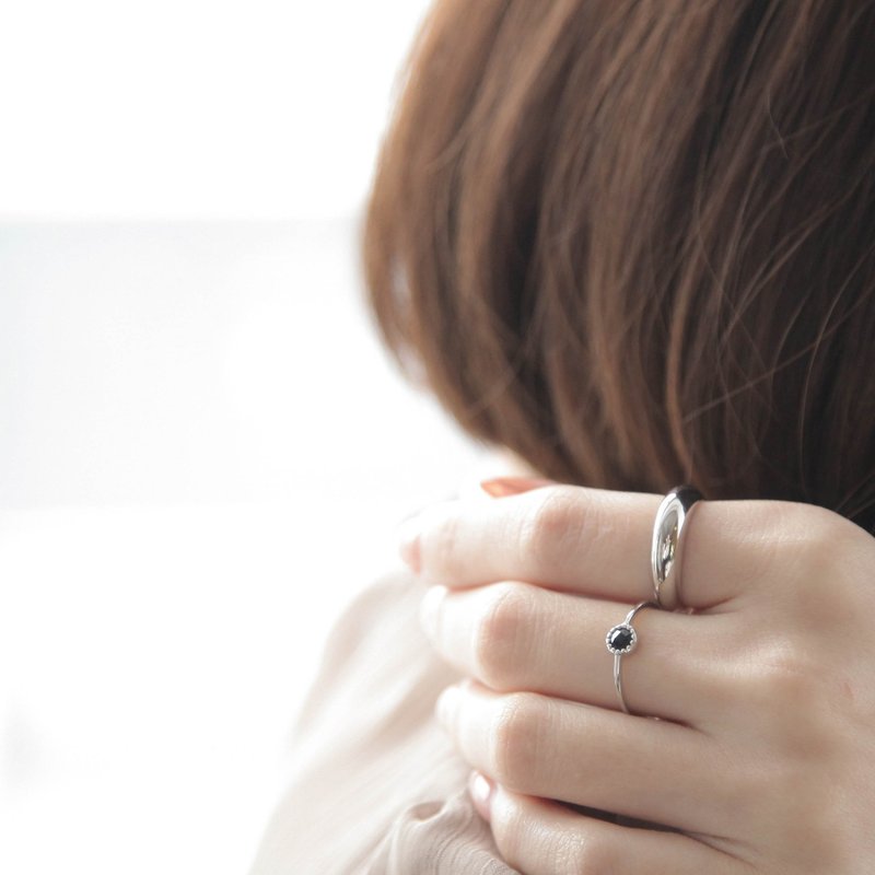 黑尖晶小圆片纯银戒 | 天然石 | 镀K金。轻珠宝。友情。礼物 - 戒指 - 纯银 