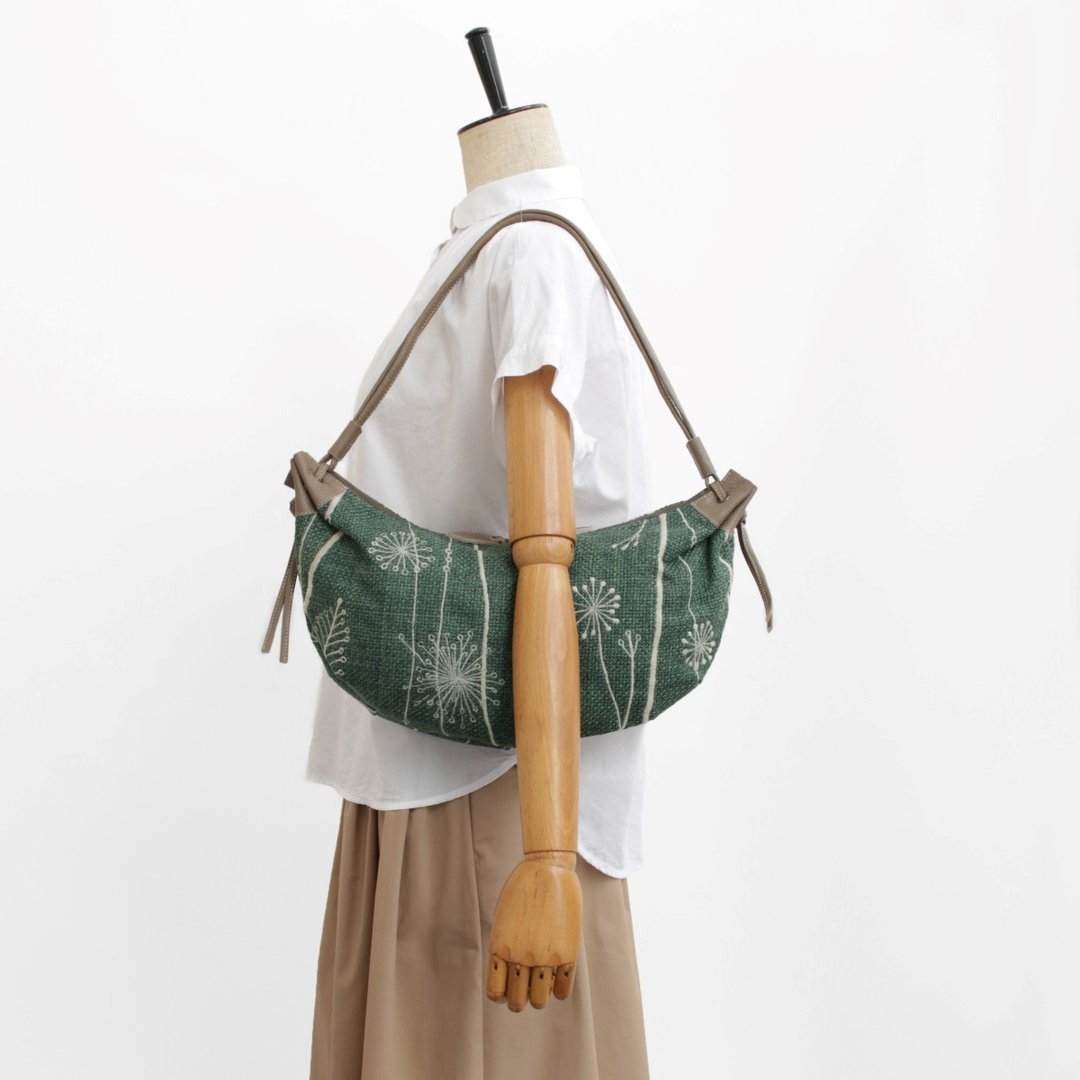 Croissant bag with dandelion seed embroidery - 侧背包/斜挎包 - 真皮 绿色
