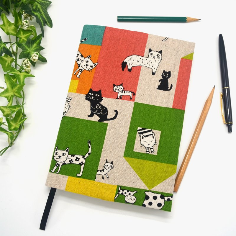 嬉戏的猫-黄绿款布书衣/布书套 可调式 日本布 - 书衣/书套 - 棉 绿色