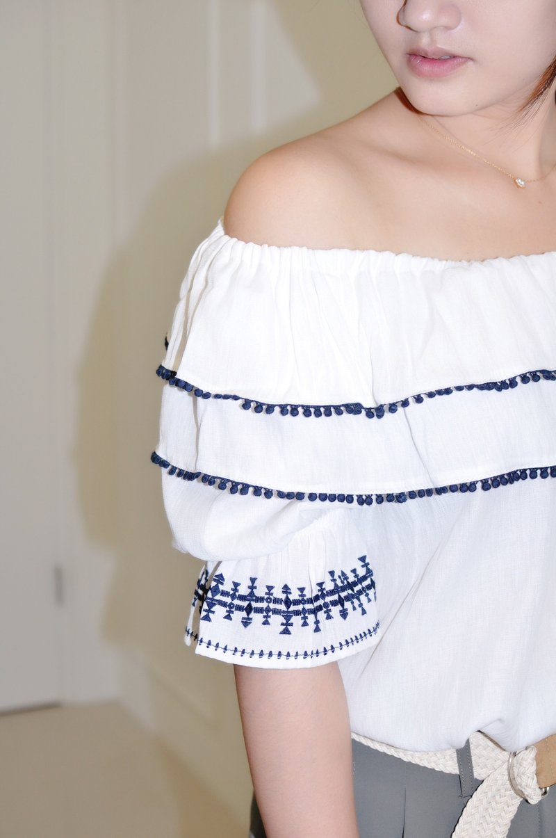 Flat 135 X 台湾设计师 红色 蓝色 刺绣点缀 白色短袖平口上衣 平肩上衣 一字领短袖上衣 简单上衣 小露性感 - 女装上衣 - 棉．麻 白色