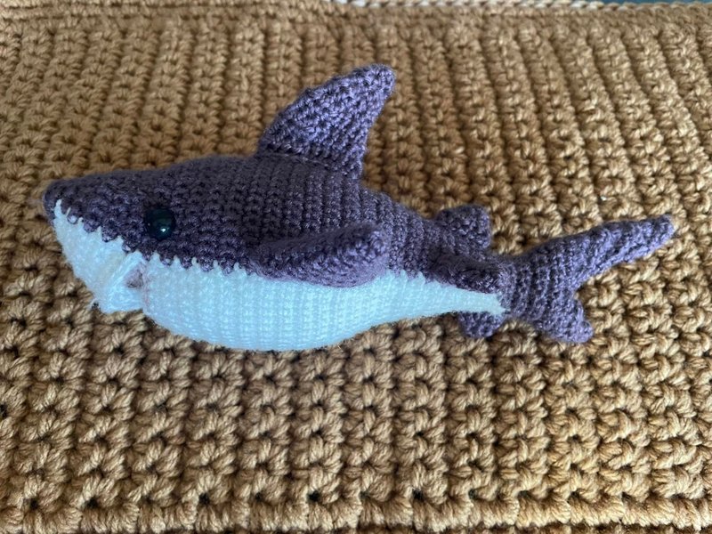 钩针海洋生物大白鲨可爱针织玩具（M 码） - 编织/刺绣/羊毛毡/裁缝 - 棉．麻 多色