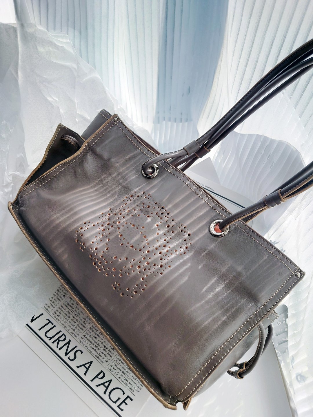 中古包 Loewe 镂空牛皮 A4大购物袋沙滩包单肩包托特包通勤包tote - 手提包/手提袋 - 真皮 卡其色
