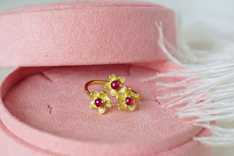 瑰丽红宝石花朵戒指，透亮纯净，搭配镀金纯银925戒台。 - 戒指 - 纯银 红色