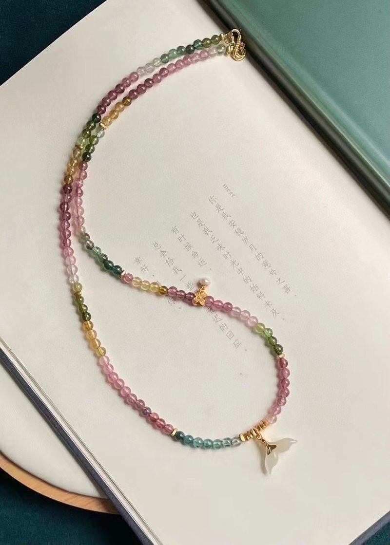 天然原矿 彩虹碧玺 天然田玉鱼尾小坠设计项链手串。 F-HS - 项链 - 宝石 红色