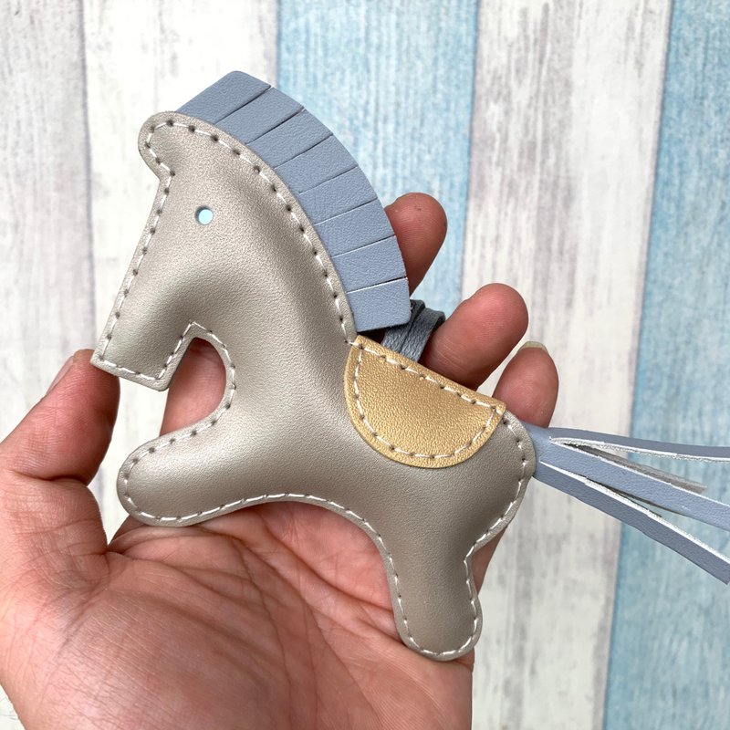 疗愈小物  铜色 可爱 小马 纯手工缝制 皮革 吊饰 大尺寸 - 吊饰 - 真皮 金色