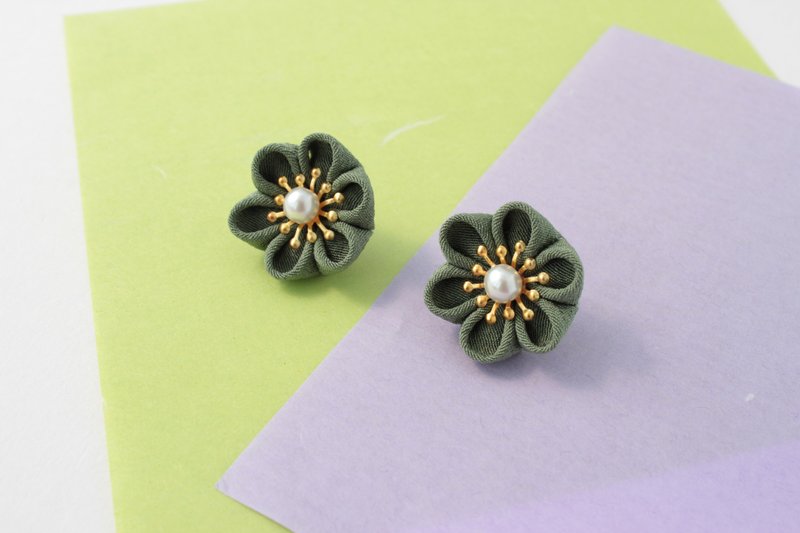Earring/ non pierced earring khaki flower - 耳环/耳夹 - 丝．绢 卡其色