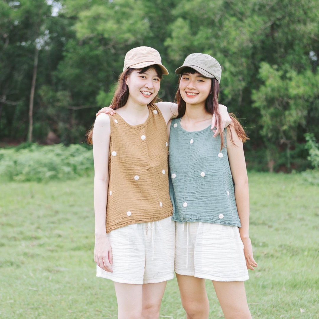 Polka dots sleeveless shirt - 女装上衣 - 棉．麻 绿色
