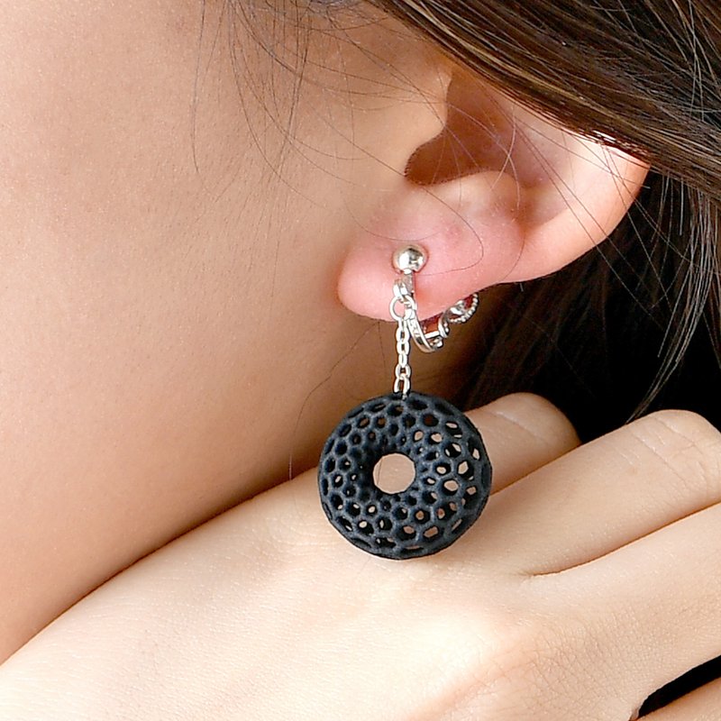 蓬松的空气感，缠绕着知性。线网编织甜甜圈耳夹【黑色】【免费更换金属配件】【有机的膨胀感与无机的编织网格间的趣味对比】 - 耳环/耳夹 - 塑料 黑色