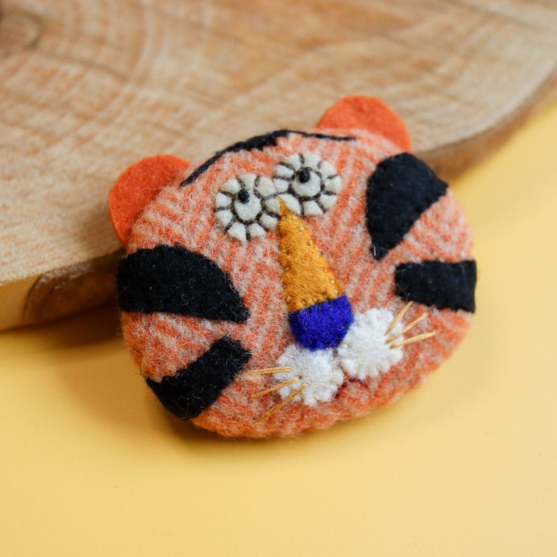 Handmade tiger brooch - 胸针 - 羊毛 橘色