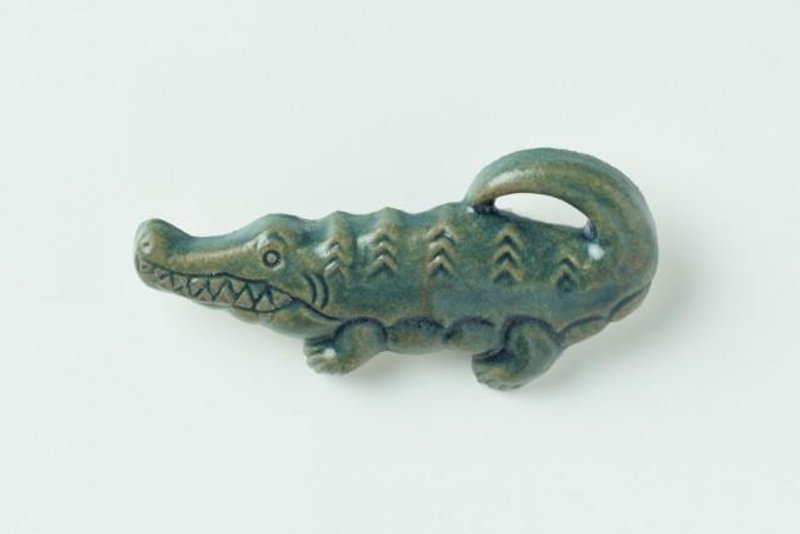 Pottery brooch crocodile (rust blue) - 胸针 - 陶 咖啡色