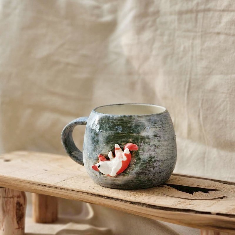 柯基狗狗 窝窝杯 手作陶瓷马克杯 圣诞礼物 - 咖啡杯/马克杯 - 陶 白色