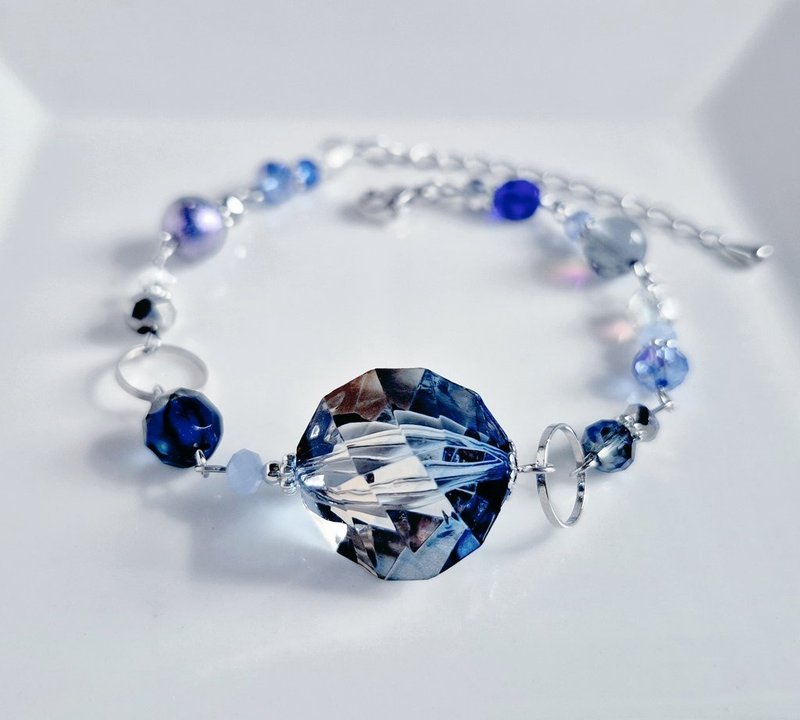 ステンドグラス风アクリルビーズが美しい、幻想的なミッドナイトブルーのブレスレット。诞生日プレゼント、おしゃれ、サイズ调节可能。 - 手链/手环 - 玻璃 蓝色