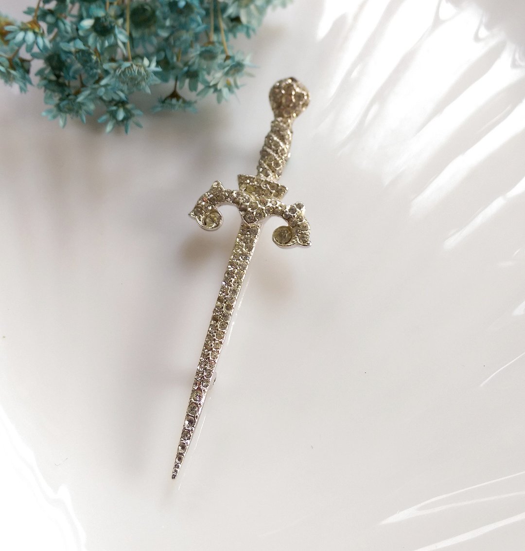 西洋古董饰品。皇家主题 王者之剑 别针 - 徽章/别针 - 其他金属 金色