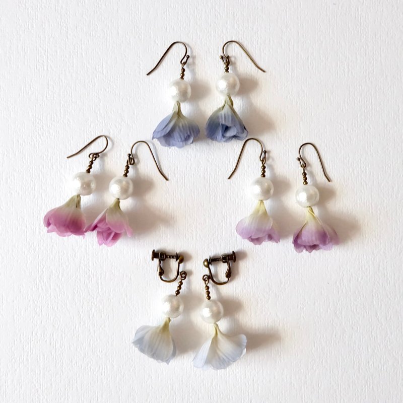 日本手工布花报春花与棉珍珠耳环 / 夹式耳环 - 耳环/耳夹 - 其他人造纤维 蓝色