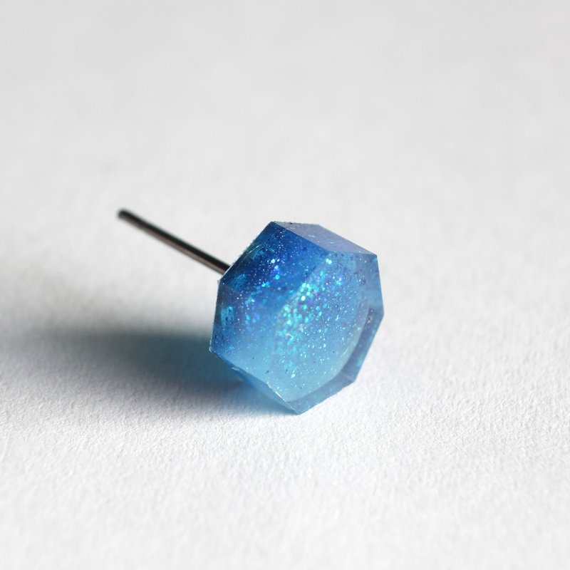 眼泪 / 树脂耳环 - 单只 / 七角形 透明 渐层 蓝色 闪烁 - 耳环/耳夹 - 树脂 蓝色