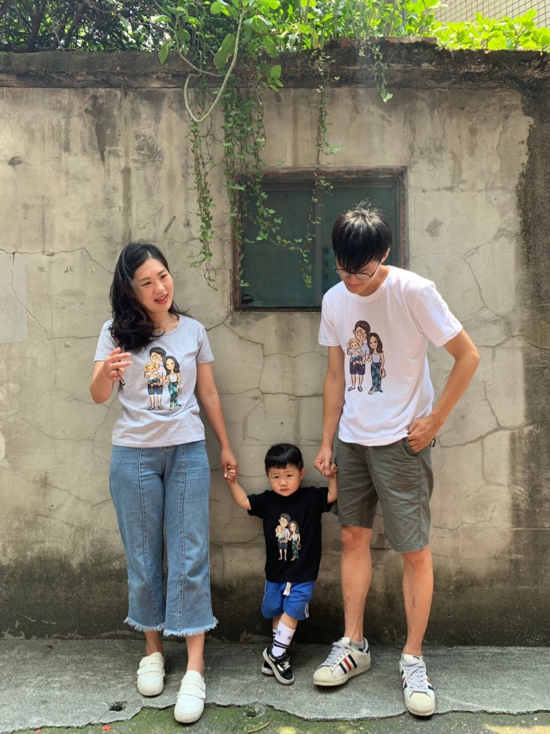 最美的是家人一起穿手绘【定制化衣服】 亲子装 情侣T 团体服 - 女装 T 恤 - 棉 灰色