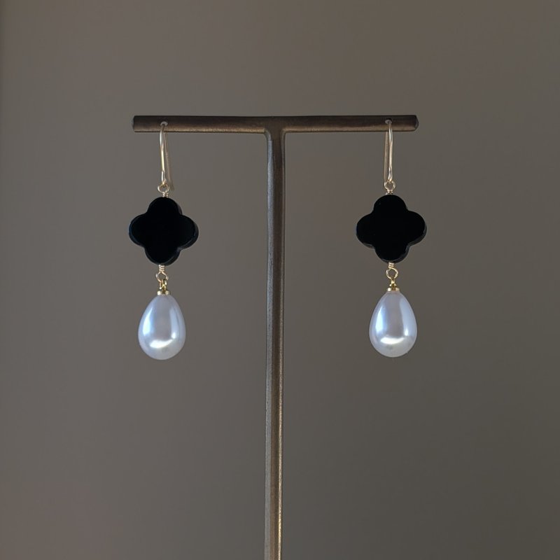 花朵黑玛瑙与垂坠珍珠耳环｜天然石耳环｜医疗级不锈钢 - 耳环/耳夹 - 半宝石 黑色