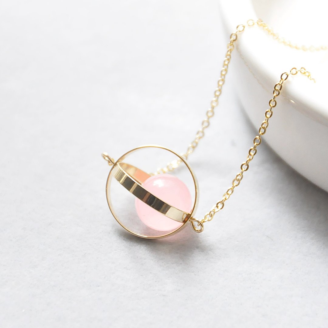 幸福星球。宇宙。金环。粉玉髓。 项链 Blessed Planet。Galaxy。Golden Ring。Pink Chalcedony。Necklace - 颈链 - 宝石 粉红色