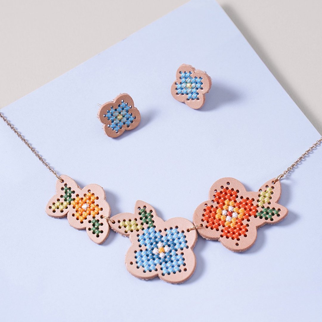 【花朵饰品】十字绣材料组 手作耳环项链 母亲节礼物 | XiuCrafts - 编织/刺绣/羊毛毡/裁缝 - 真皮 多色