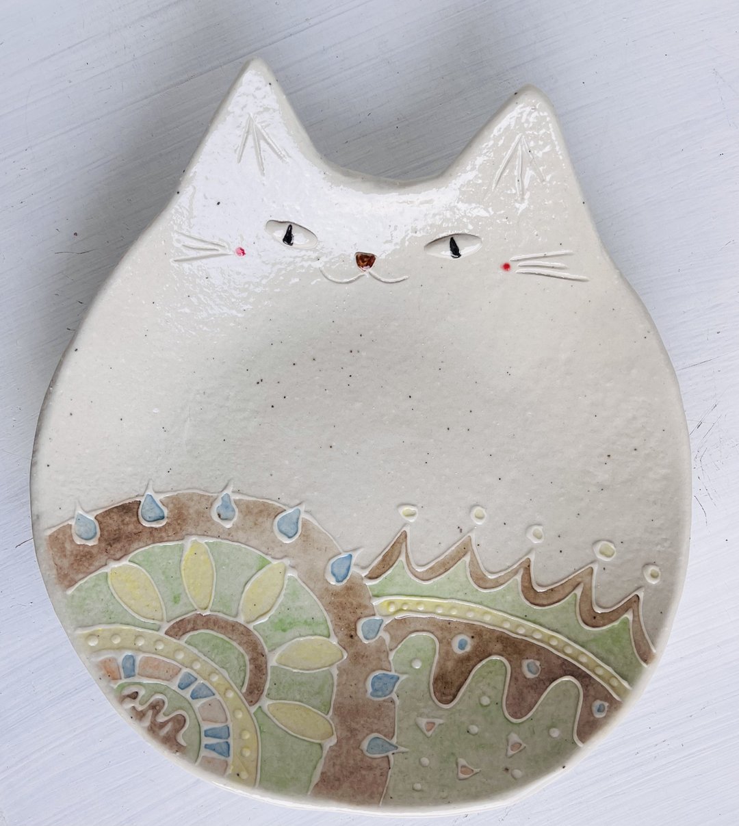 cat dish with a geometric pattern of earth color - 盘子/餐盘/盘架 - 陶 咖啡色