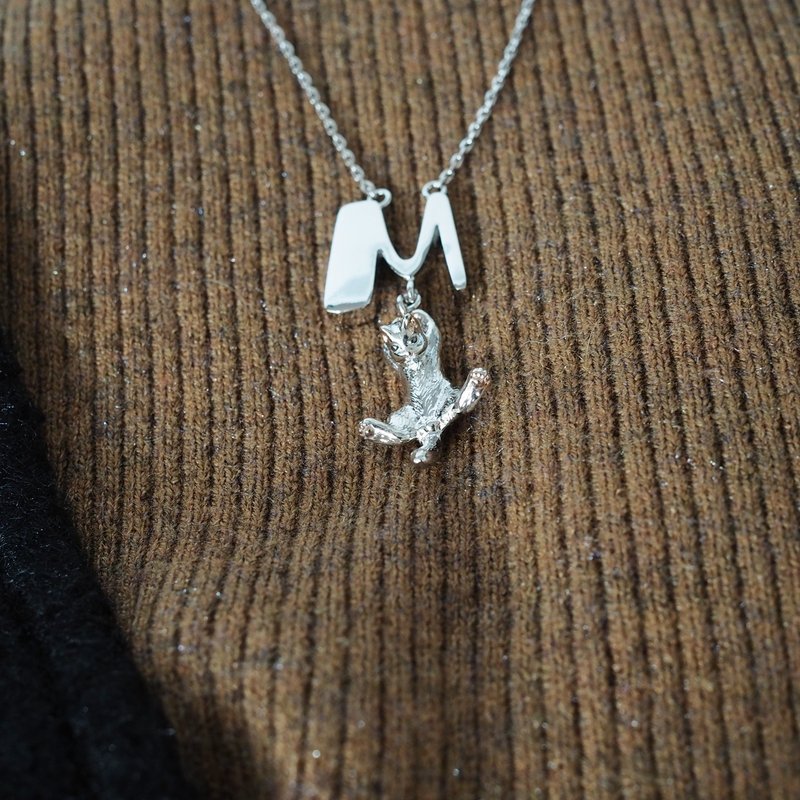 勾爪的纯银字母项链 M (白猫款) - 项链 - 纯银 银色