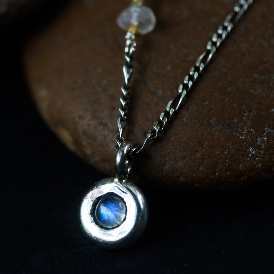 Tiny round cabochon Moonstone pendant necklace with moonstone beads secondary - 项链 - 纯银 银色