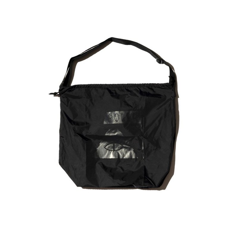 POLER SHOULDER ECO BAG 轻便肩包 / 黑色 / 限量商品 - 侧背包/斜挎包 - 聚酯纤维 黑色