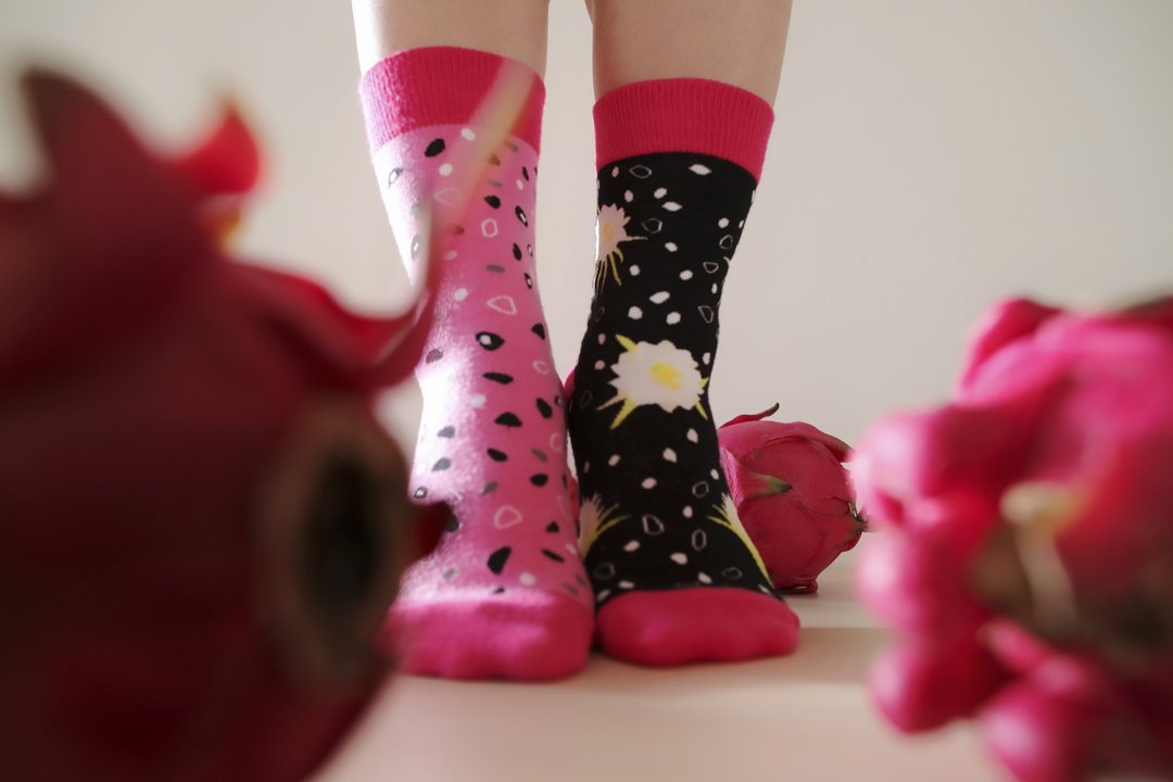 【红肉火龙果花果袜】对称/不对称袜 暗夜里的希望│ - 袜子 - 棉 