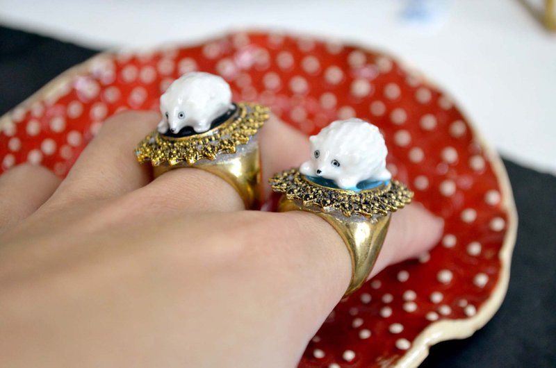 白色陶瓷刺猬缀黄铜花边戒指底托 戒指托永久保色 可调整尺寸 - 戒指 - 其他金属 金色