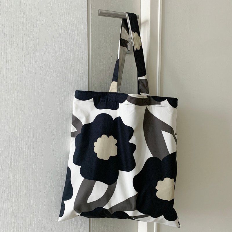 BIRUCHU COTTON TOTE BAG - Black Hana 帆布包 黑色花 托特包 - 手提包/手提袋 - 棉．麻 黑色