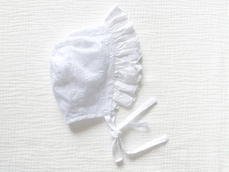 法式复古纯白刺绣蕾丝手工婴儿帽-宝宝弥月/周岁/洗礼/花童礼服 - 婴儿帽/发带 - 棉．麻 白色