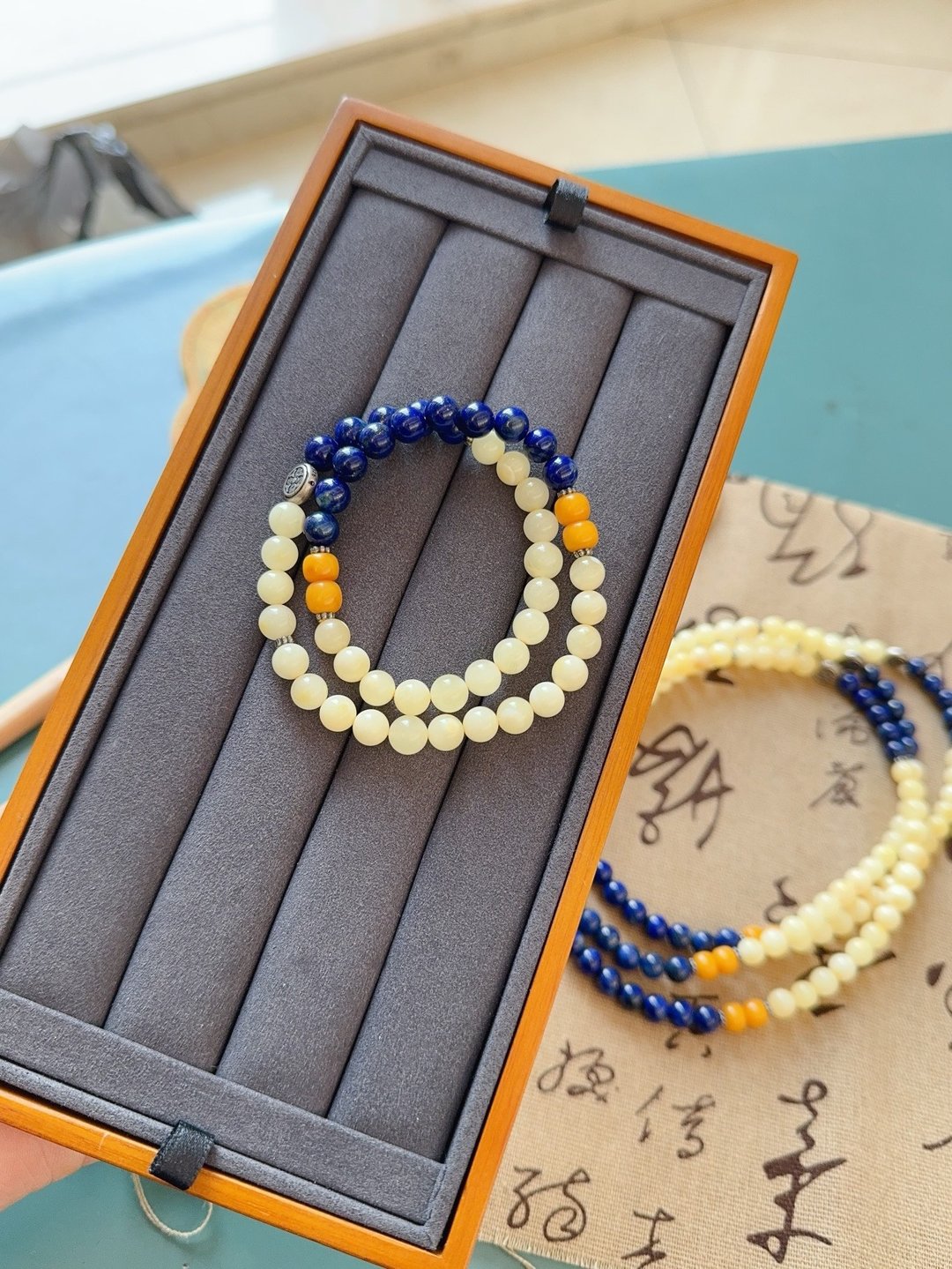 7mm天然原矿白花蜜蜡 青金石鸡油黄蜜蜡设计双圈手串手持s - 手链/手环 - 半宝石 黄色