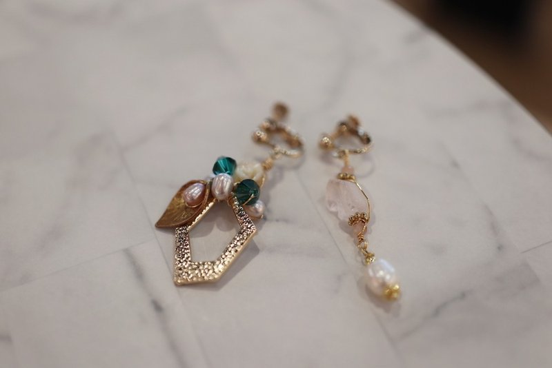 【植物。不对称】粉晶 淡水珍珠 贝壳雕花 金色框饰 不对称耳环 - 耳环/耳夹 - 其他材质 金色