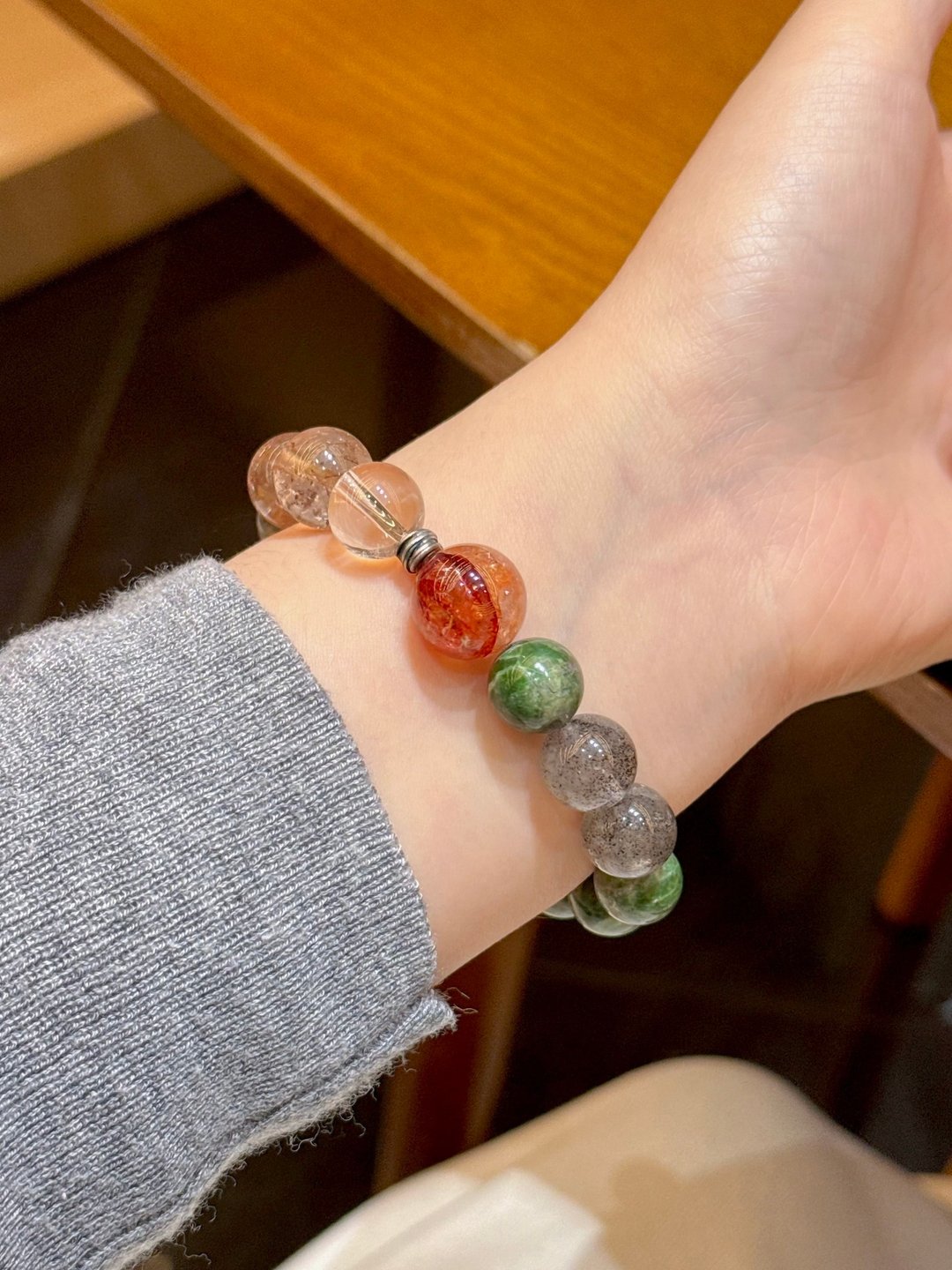 天然水晶手串 搭配天然红胶花 白水晶 铜发晶 黑草莓 海蓝宝 - 手链/手环 - 水晶 