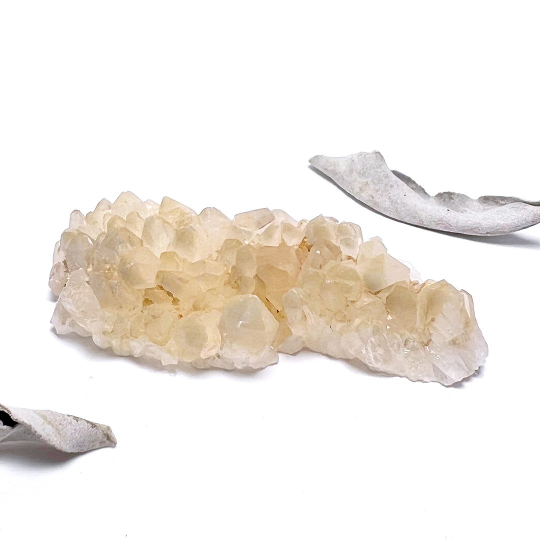 安慰。原矿 摆件 疗愈 净化 I 黄皮白晶簇 底部有打磨 I - 摆饰 - 水晶 多色