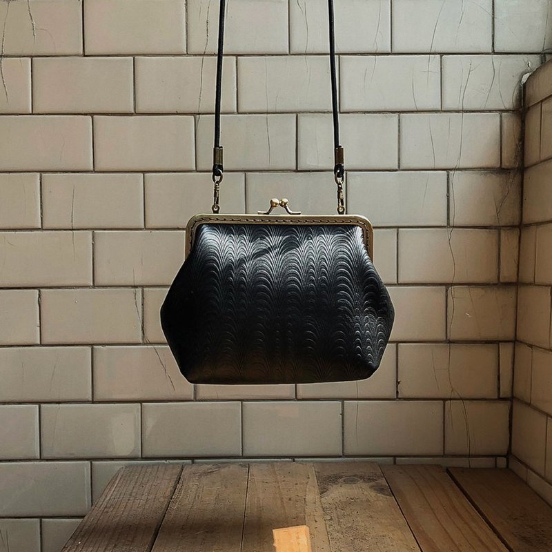 母亲节 - 手缝牛皮复古口金包 - 波纹黑 (康乃馨) - 化妆包/杂物包 - 真皮 黑色