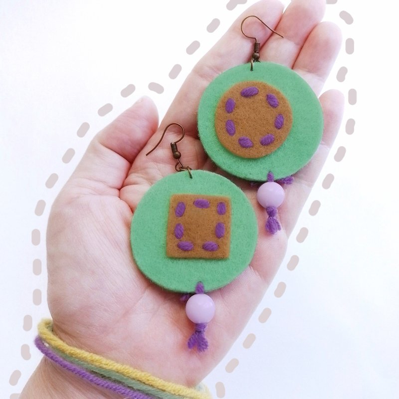 手工制作的自由形状耳环，用羊毛刺绣，硬毡上的珠子，1.75x3.5 英寸 - 耳环/耳夹 - 其他材质 绿色