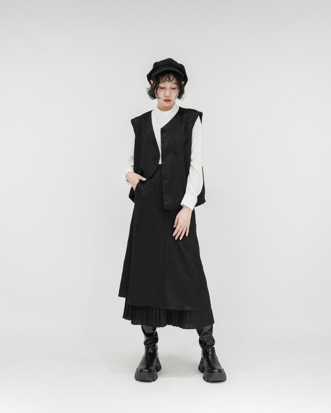 MUKK DESIGN 剪裁造型刺绣背心 - 女装背心 - 棉．麻 黑色