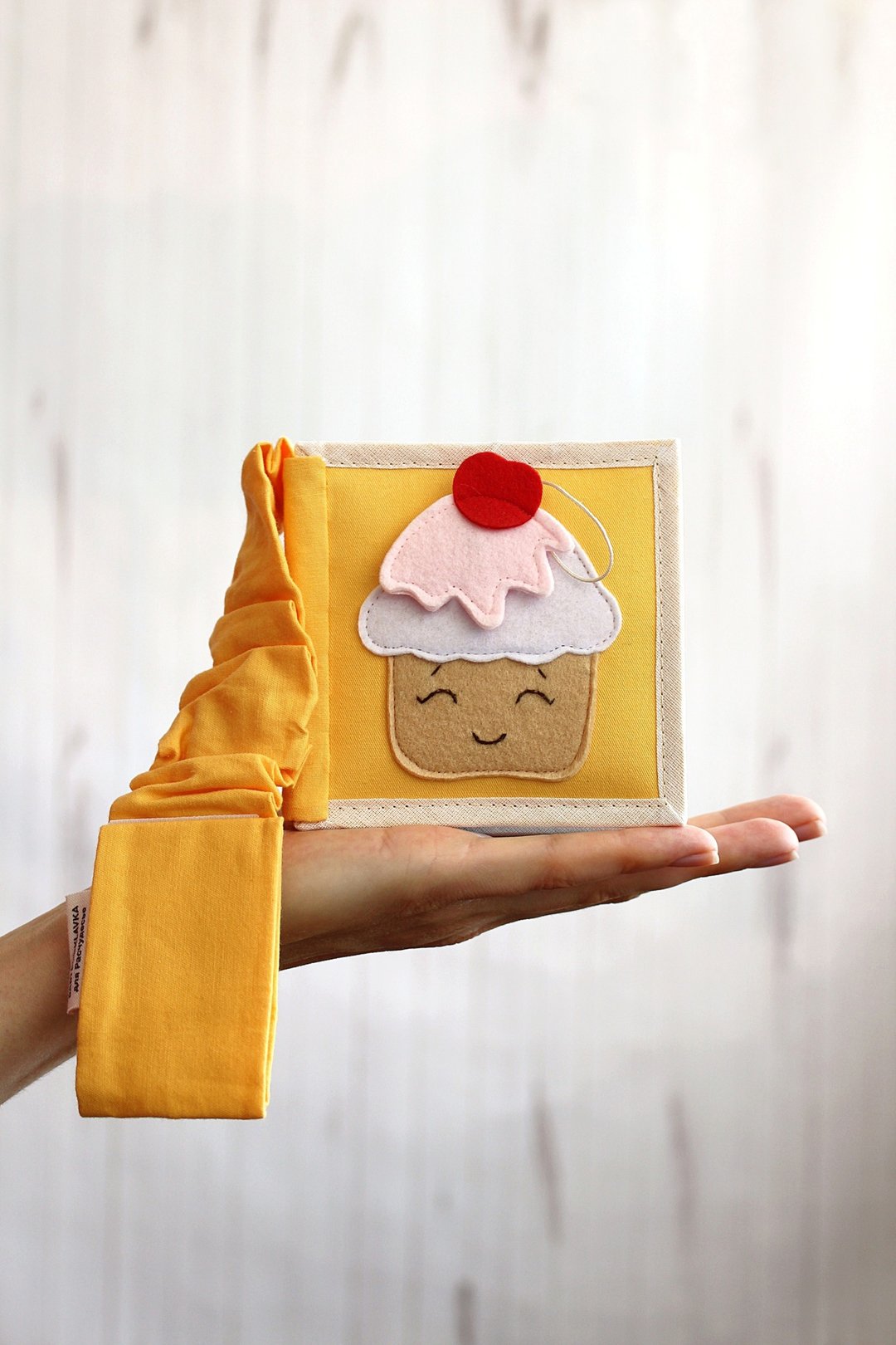 Baby girl and boy felt activity book with cupcake, Montessori quiet busy book - 玩具/玩偶 - 环保材料 橘色