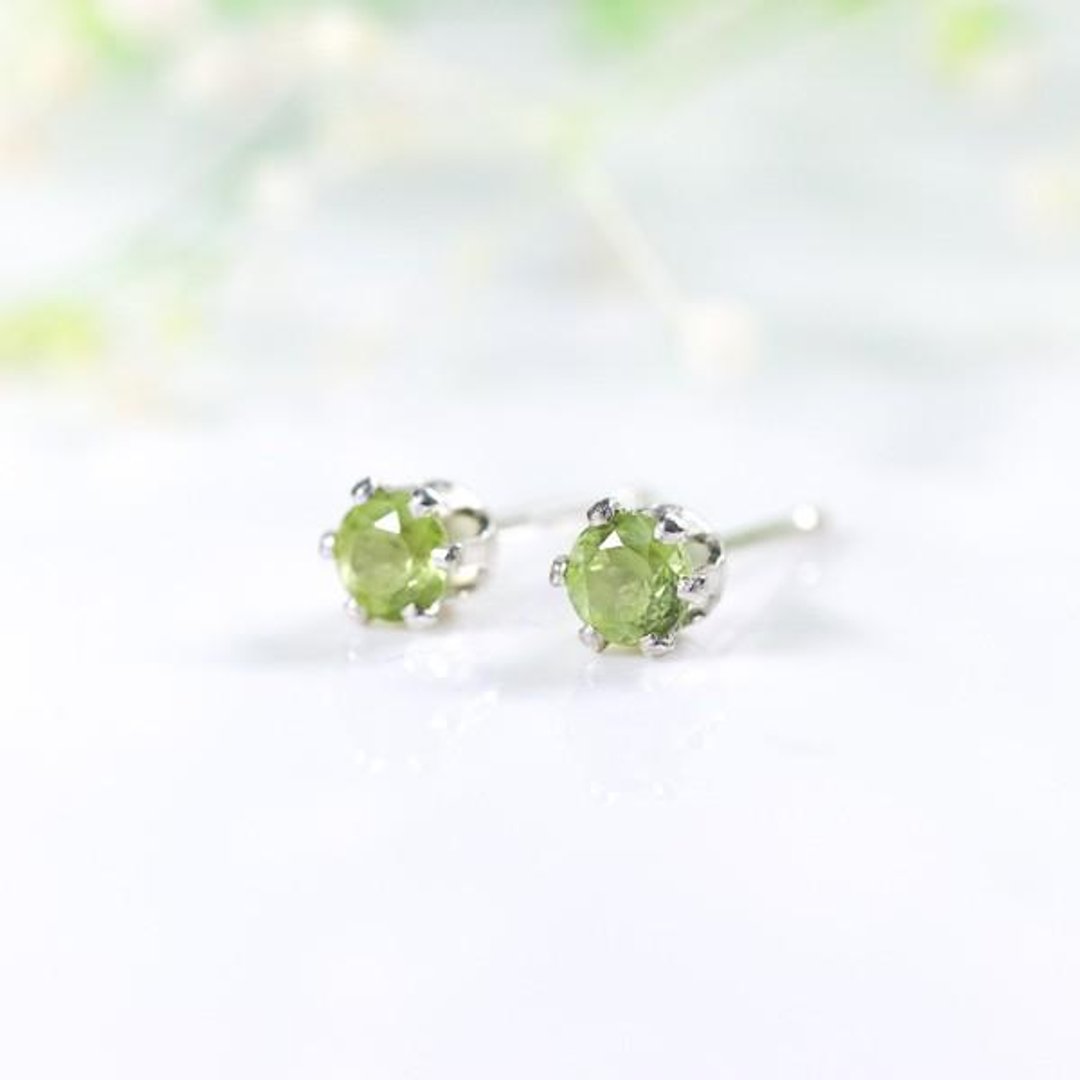 Peridot stud earrings 3mm baby size Clip-On available August birthstone - 耳环/耳夹 - 宝石 绿色
