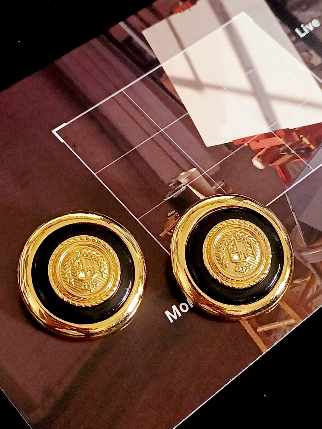 IG vintage jewelry  Liz Claiborne 经典黑珐琅金色徽章 夹式耳 - 耳环/耳夹 - 其他金属 