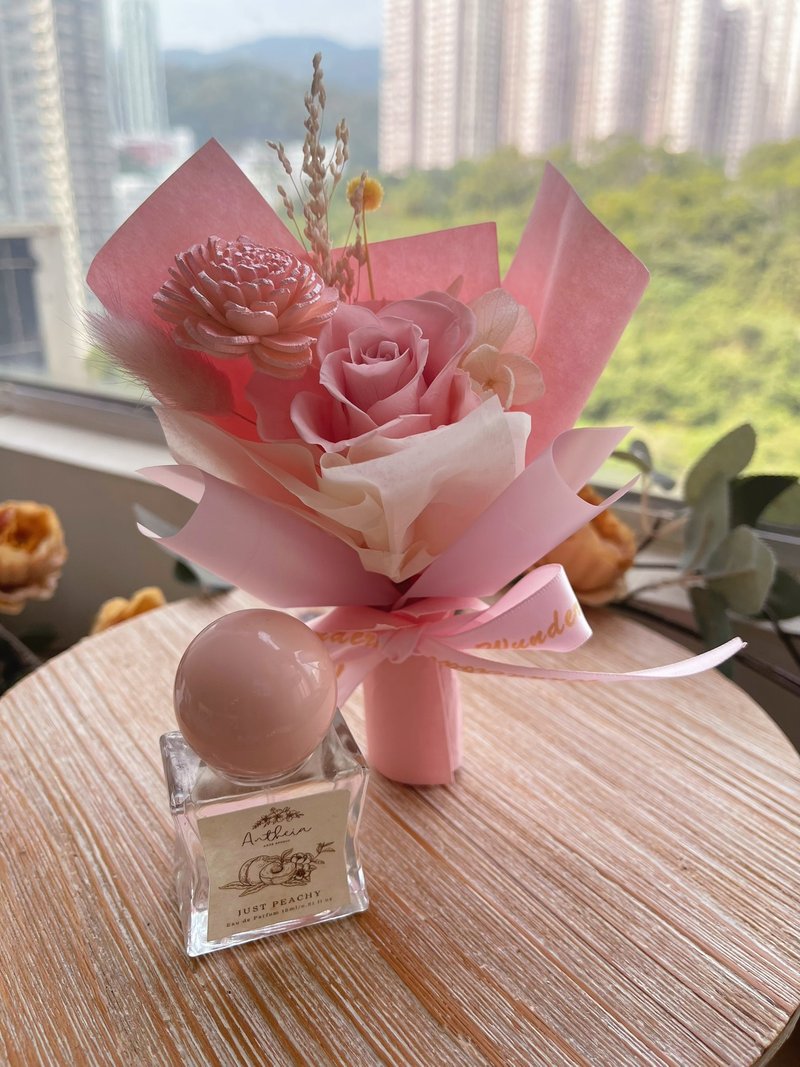 【香港花艺工作室】保鲜花香水礼盒 - 桃子青茶 Just Peachy - 香薰/精油/线香 - 植物．花 粉红色