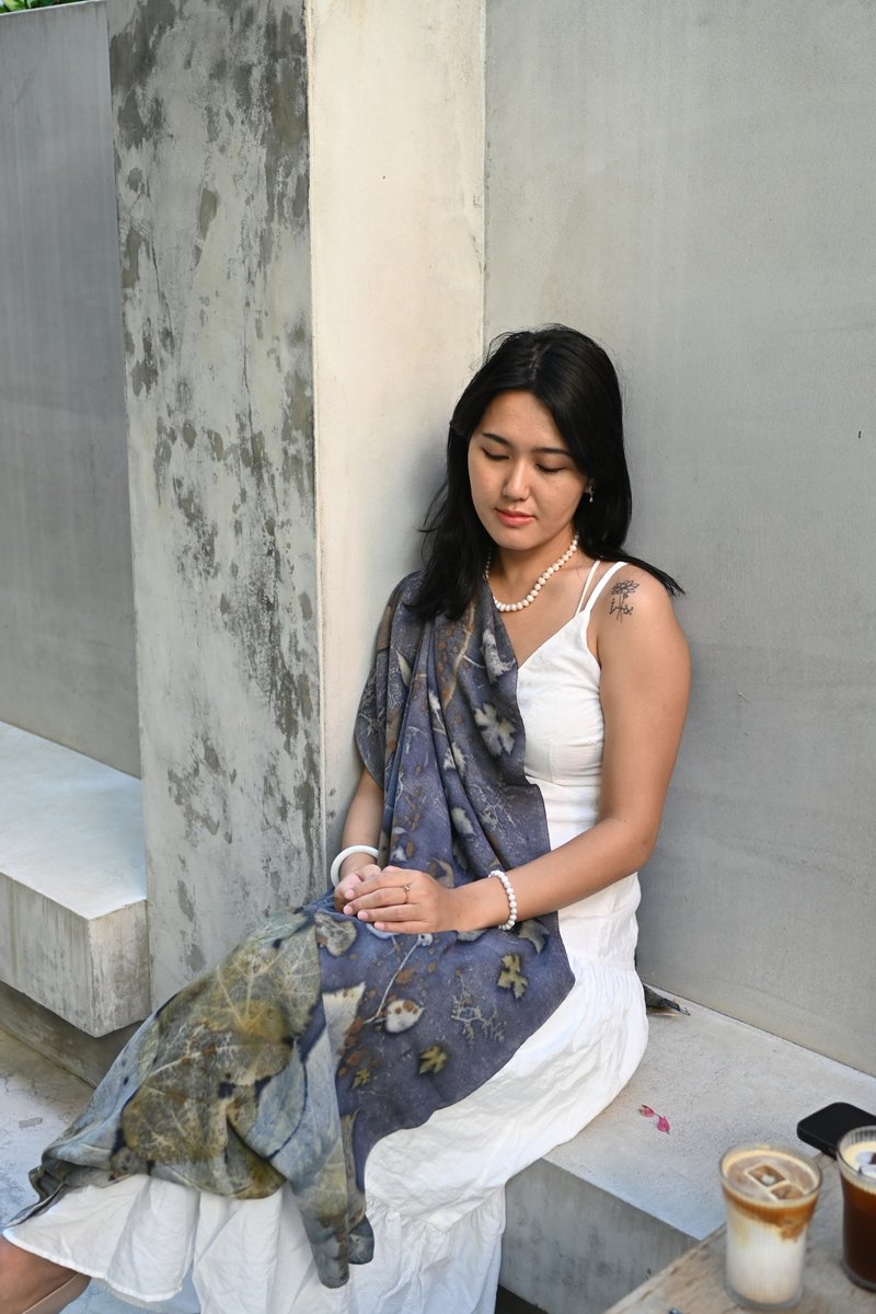 【记忆有限】EcoPrint 花叶移印 围巾-紫灰 - 围巾/披肩 - 羊毛 多色